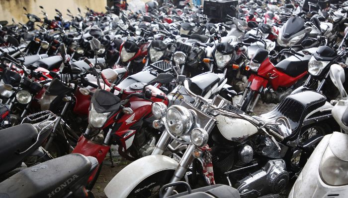 Foto: Giuliano Gomes/DETRAN-PR Harley a partir de R$ 13 mil: Detran-PR vai leiloar 148 veículos e materiais ferrosos